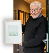 Gilles de Rooij met tekeningen in Galerie de Hollandsche Maagd