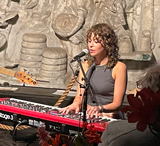 Eva-Nicole Leroux singer songwriter bij galerie de Hollandsche Maagd