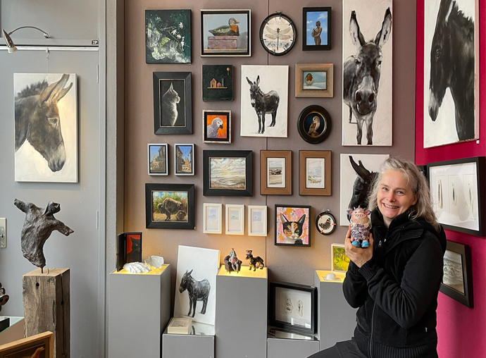 Dieuwertje Verhagen met haar fabeldieren in de etalage van Galerie de Hollandsche Maagd